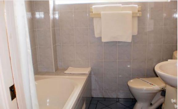 Lake Haven Motor Inn Gorokan Room photo